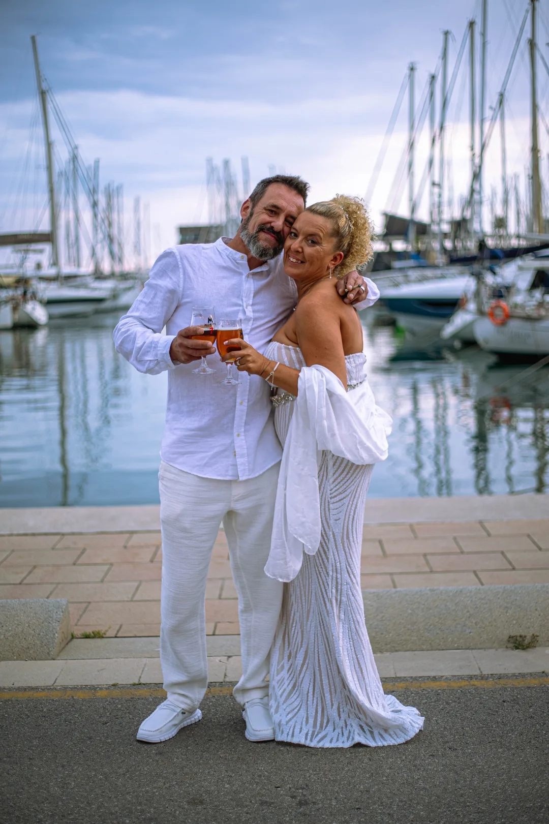 Pareja recién casados celebrando
