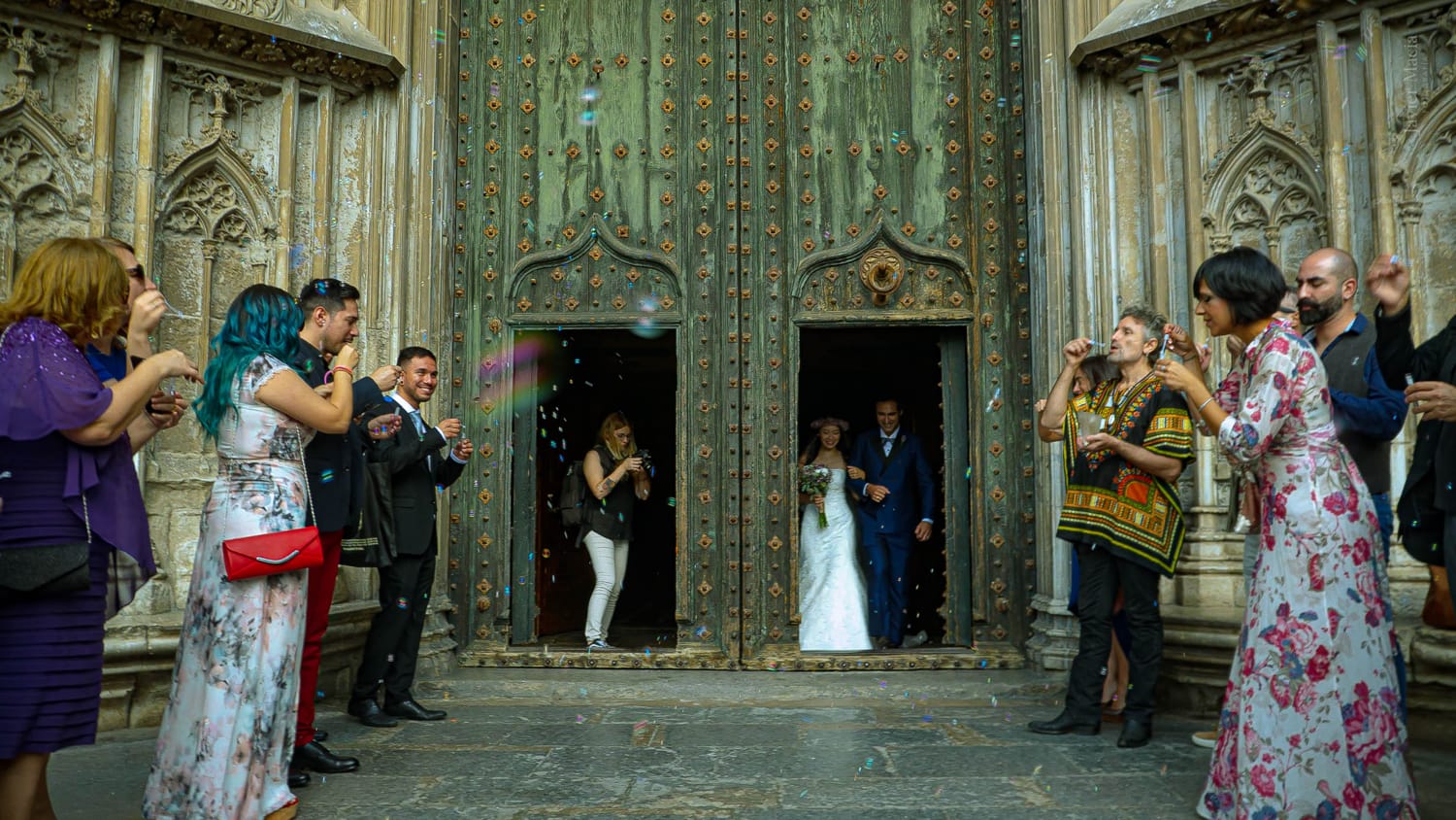 Foto de boda en la puerta de la iglesia