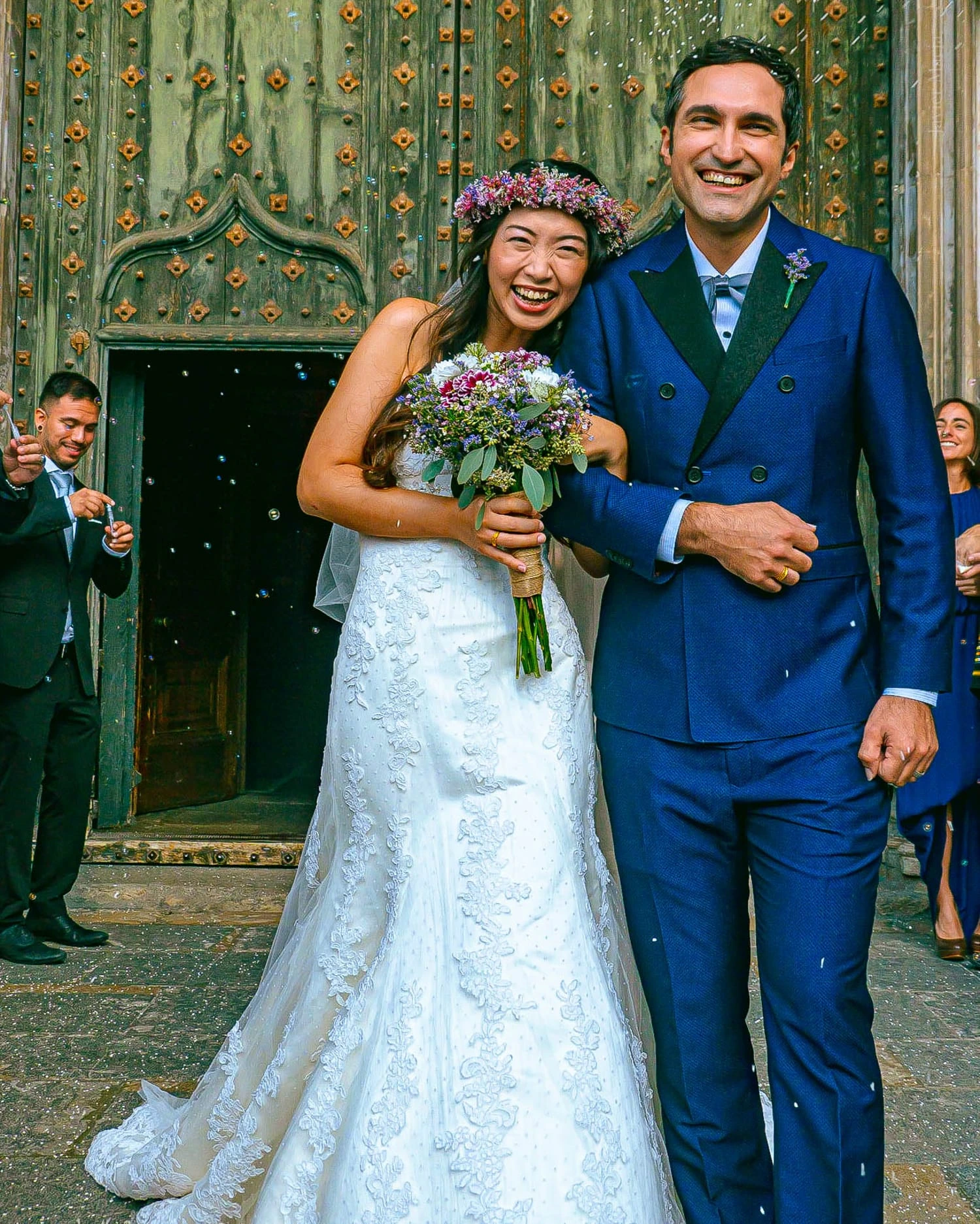 Pareja recién casados felices bajo el arroz