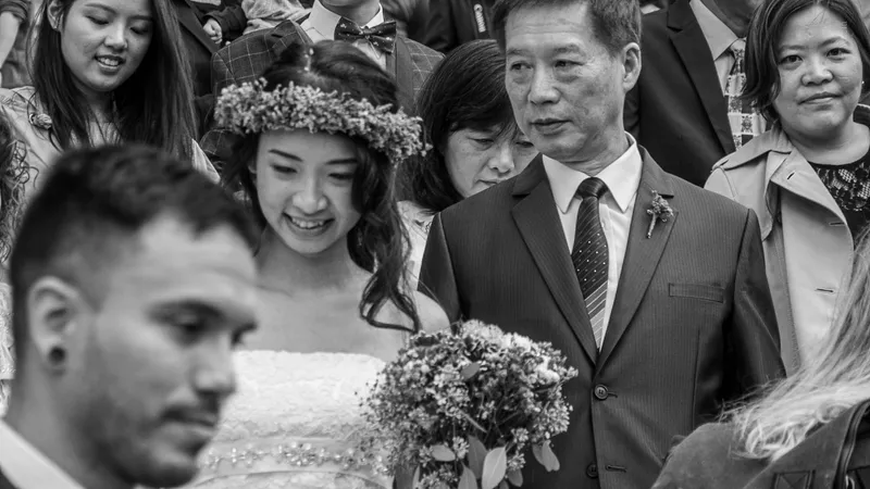 La novia y su padre salen de la misa
