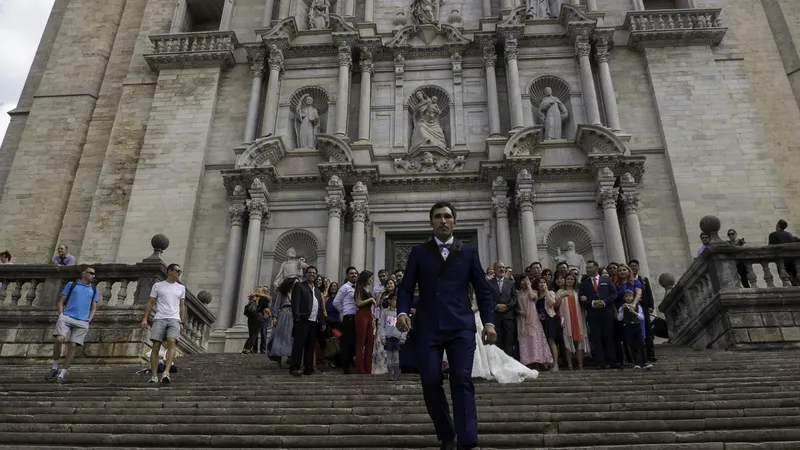 Novio recién casado organizando la foto