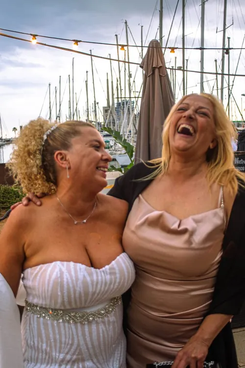 Fiesta de boda, risas entre amigos en Barcelona