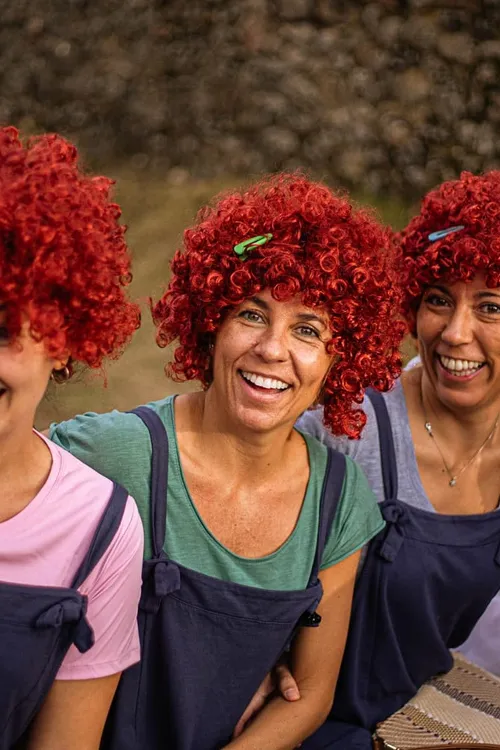 Las tres mellizas en fiesta de disfraces de boda en Sitges