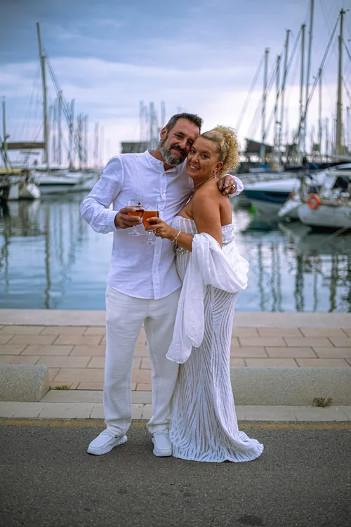 Pareja recién casados en el puerto